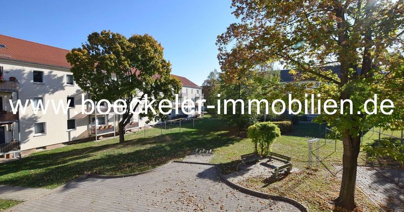 Begrünte, sehr gepflegte Wohnanlage und großer Balkon!
